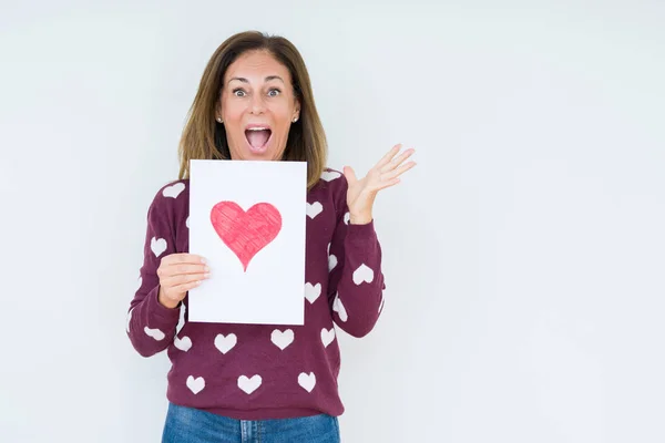 Middelbare Leeftijd Vrouw Met Kaart Cadeau Met Rood Hart Geïsoleerd — Stockfoto