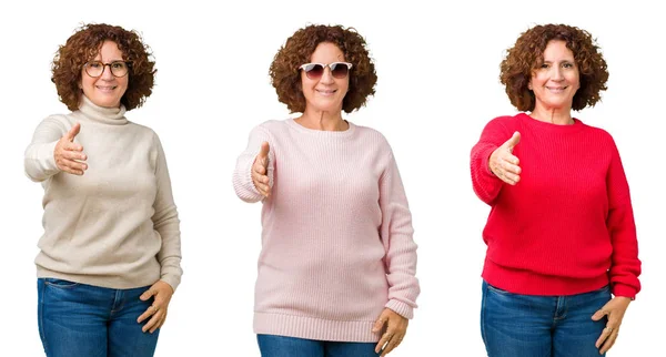 中年白冬のセーターを身に着けている年配の女性のコラージュは 笑みを浮かべて挨拶と歓迎フレンドリーな提供するハンドシェイクの背景を分離しました ビジネスの成功 — ストック写真