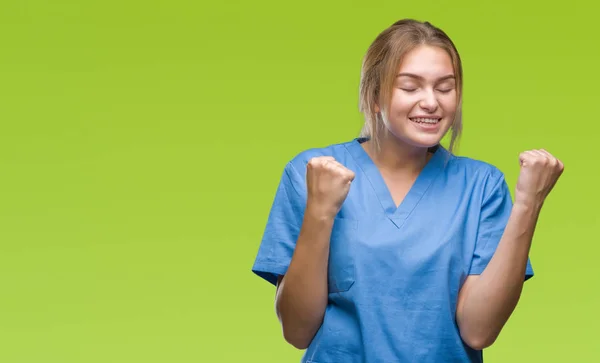 Jonge Kaukasische Verpleegkundige Vrouw Chirurg Uniform Dragen Geïsoleerde Achtergrond Erg — Stockfoto