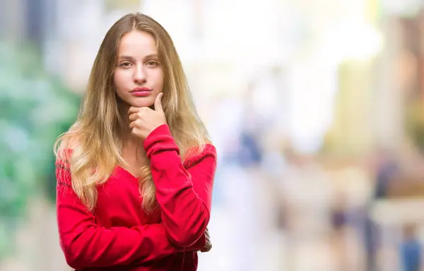 年轻美丽的金发女子穿红色毛衣在孤立的背景看自信的相机与交叉的胳膊和手举起下巴上的微笑 积极思考 — 图库照片