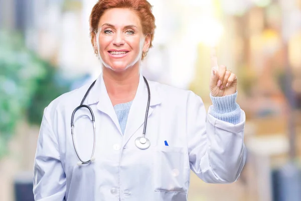 分離背景表示と指番号のいずれかニコニコしながら自信を持って 幸せを上向きに医療制服を着ている先輩の白人医師女性 — ストック写真