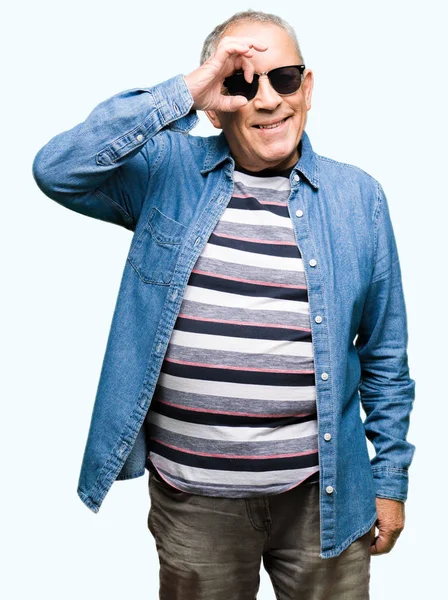 Schöner Älterer Mann Mit Jeansjacke Und Sonnenbrille Der Mit Lächelnder — Stockfoto