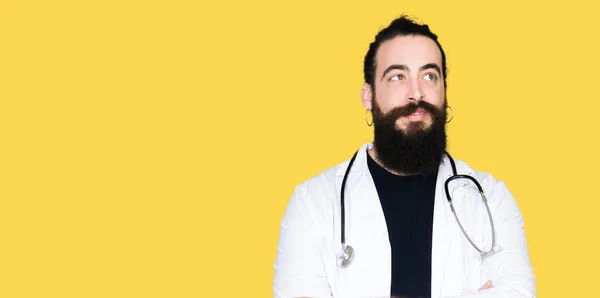 Doktor Uzun Saçlı Tıbbi Ceket Görünümlü Yan Dik Dik Bakma — Stok fotoğraf