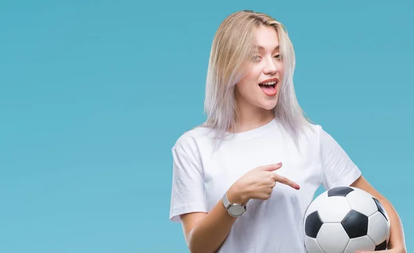 Joven Mujer Rubia Sosteniendo Pelota Fútbol Sobre Fondo Aislado Muy — Foto de Stock