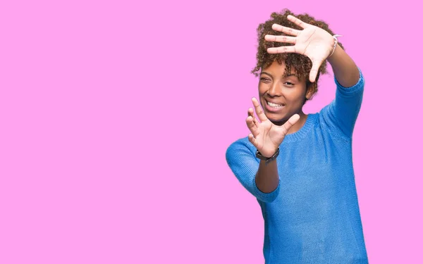 美丽的年轻非洲裔美国女人在孤立的背景微笑做框架使用手手掌和手指 相机透视 — 图库照片