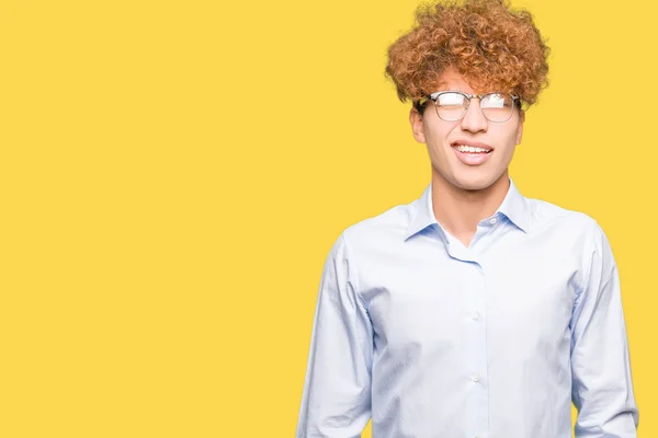 Joven Hombre Negocios Guapo Con Gafas Afro Vistiendo Guiños Mirando —  Fotos de Stock