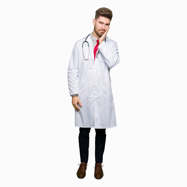 Mladý Pohledný Doktor Muž Nosí Lékařský Plášť Myšlení Hledá Unavený — Stock fotografie