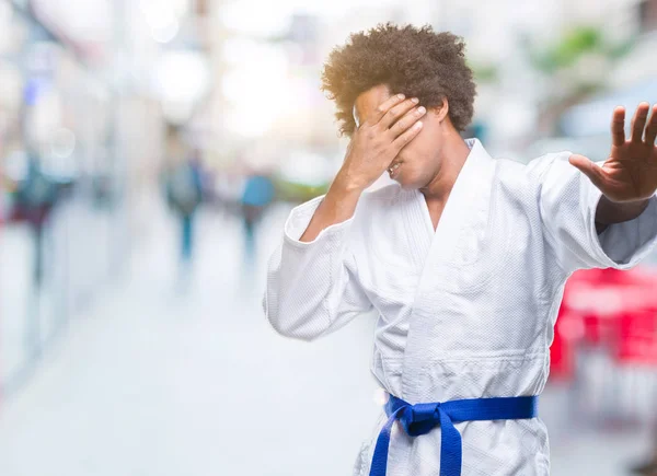 Afro American Man Noszenia Karate Kimono Białym Tle Obejmujących Oczy — Zdjęcie stockowe