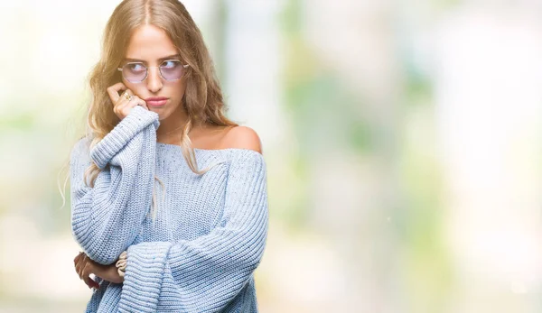 Schöne Junge Blonde Frau Mit Sonnenbrille Über Isoliertem Hintergrund Denken — Stockfoto