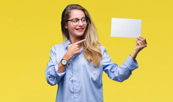 Jovem Bela Mulher Negócios Loira Segurando Cartão Branco Sobre Fundo — Fotografia de Stock