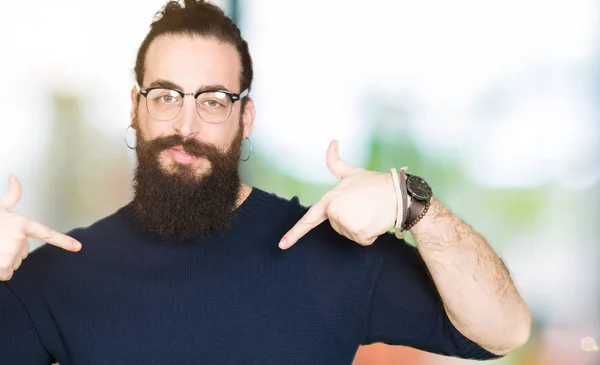 Junger Hipster Mann Mit Langen Haaren Und Bart Der Eine — Stockfoto