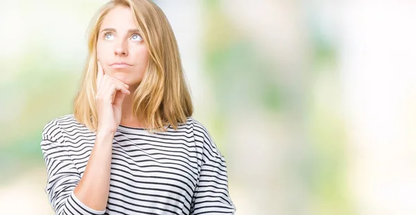 Schöne Junge Frau Mit Gestreiftem Pullover Über Isoliertem Hintergrund Mit — Stockfoto