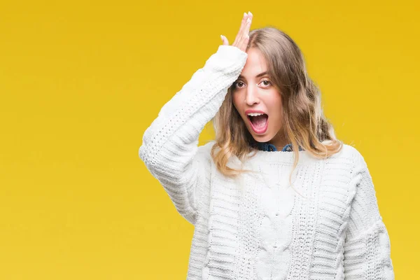 Hermosa Mujer Rubia Joven Con Suéter Invierno Sobre Fondo Aislado —  Fotos de Stock