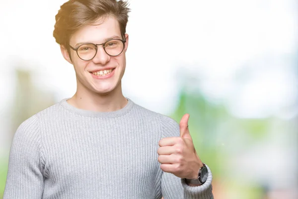 Jonge Knappe Man Dragen Van Bril Geïsoleerde Achtergrond Gelukkig Duimschroef — Stockfoto