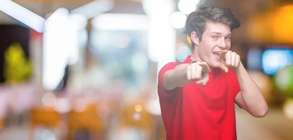 Jonge Knappe Man Met Rode Shirt Geïsoleerde Achtergrond Pointing Aan — Stockfoto