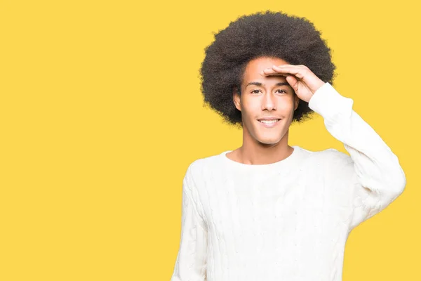 Joven Hombre Afroamericano Con Pelo Afro Vistiendo Suéter Invierno Muy —  Fotos de Stock