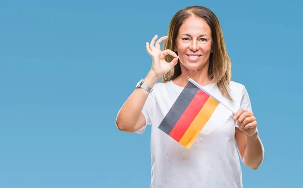 Латиноамериканка Средних Лет Держащая Флаг Германии Изолированном Фоне Делает Знак — стоковое фото