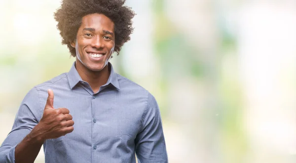 Afro Amerikansk Man Över Isolerade Bakgrund Gör Glad Tummen Upp — Stockfoto