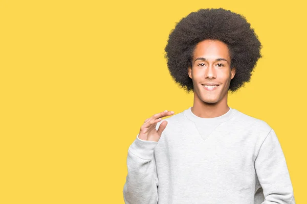 Jonge Afro Amerikaanse Man Met Afro Haar Dragen Sportieve Sweater — Stockfoto