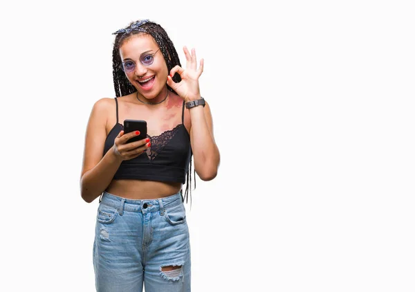 Cabello Trenzado Joven Afroamericano Con Marca Nacimiento Usando Teléfono Inteligente — Foto de Stock