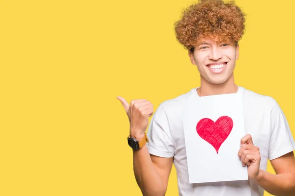 Junger Gutaussehender Mann Hält Papier Mit Rotem Herz Glücklich Mit — Stockfoto