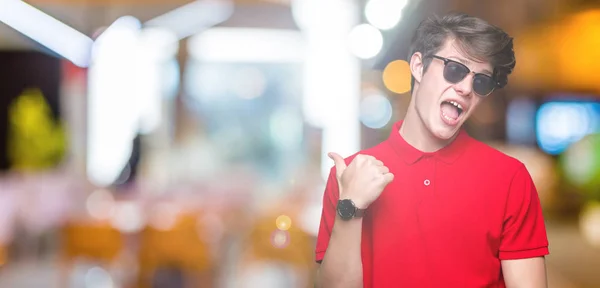 Joven Hombre Guapo Con Gafas Sol Sobre Fondo Aislado Sonriendo — Foto de Stock