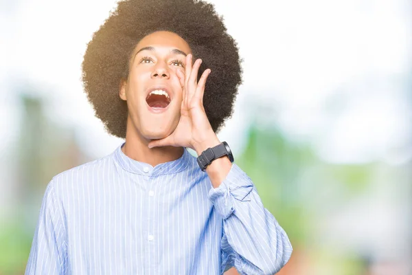Молодий Афроамериканець Людиною Афро Волосся Кричати Кричали Гучним Свій Бік — стокове фото