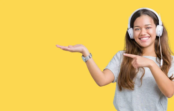 Jovem Mulher Bonita Usando Fones Ouvido Ouvindo Música Sobre Fundo — Fotografia de Stock