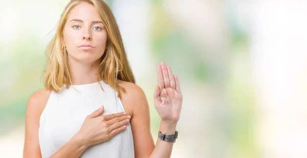 Hermosa Joven Elegante Mujer Sobre Fondo Aislado Juramento Con Mano — Foto de Stock