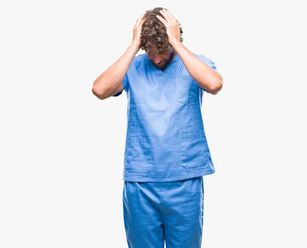英俊的西班牙医生医生人在孤立的背景下患有头痛绝望和压力 因为疼痛和偏头痛 手在头上 — 图库照片
