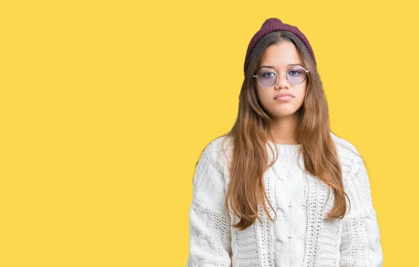 Junge Schöne Brünette Hipsterfrau Mit Sonnenbrille Vor Isoliertem Hintergrund Und — Stockfoto