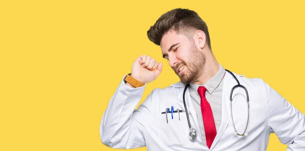 Joven Médico Guapo Con Abrigo Médico Que Extiende Hacia Atrás — Foto de Stock