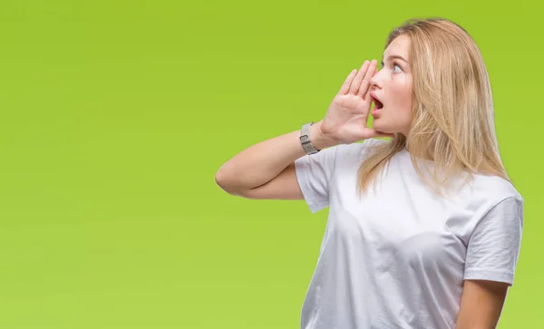 Mulher Caucasiana Jovem Sobre Fundo Isolado Gritando Gritando Alto Para — Fotografia de Stock