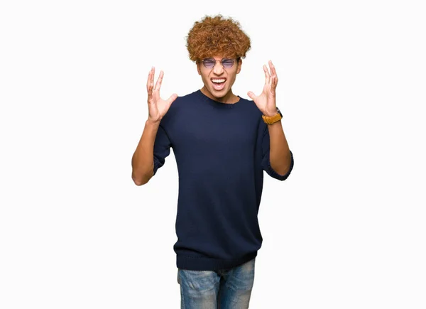 Junger Gutaussehender Mann Mit Afro Brille Verrückt Und Verrückt Schreiend — Stockfoto