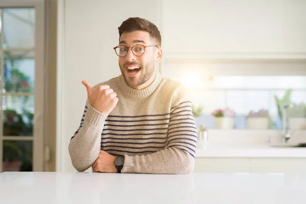 Jovem Homem Bonito Vestindo Óculos Casa Sorrindo Com Rosto Feliz — Fotografia de Stock