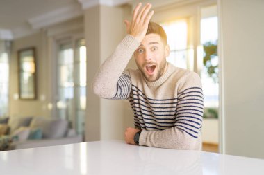 Genç yakışıklı adam evde kafasına hata için el ile şaşırttı, hata hatırlıyorum. Unuttum, kötü bellek kavramı.