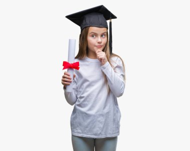 Genç güzel kız derecesi izole arka plan ciddi bir yüz düşünme hakkında soru, çok karışık bir fikir üzerinde tutarak lisansüstü şapkası