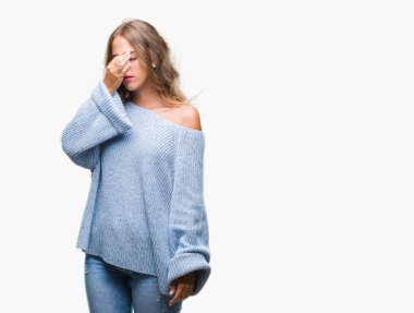 İzole arka plan yorgun sürtünme burun ve göz yorgunluğu ve baş ağrısı duygu üzerinde kış kazak giyen güzel genç sarışın kadın. Stres ve hayal kırıklığı kavramı.