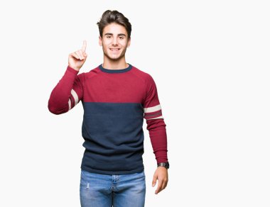 Yakışıklı delikanlı gösterilen ve kendinden emin ve mutlu gülümseyen bir parmak ile işaret eden oktan yukarı izole arka plan üzerinde.
