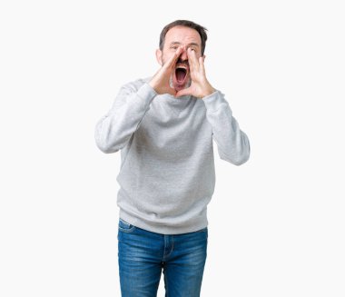 Yakışıklı orta yaş komuta sizde ağzına sesle elleriyle kızgın bağırarak izole arka plan üzerinde bir kazak giyiyor