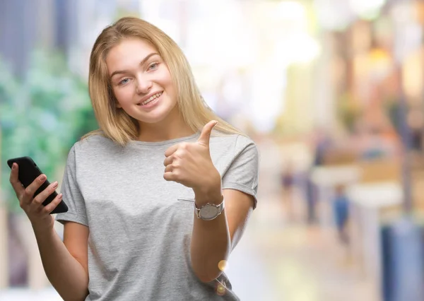 Jonge Kaukasische Vrouw Verzenden Bericht Smartphone Geïsoleerde Achtergrond Blij Met — Stockfoto