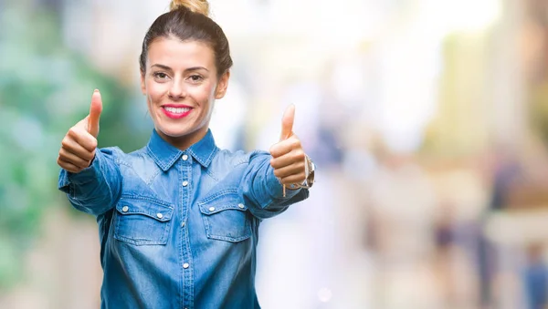 Joven Mujer Hermosa Sobre Fondo Aislado Aprobando Hacer Gesto Positivo —  Fotos de Stock