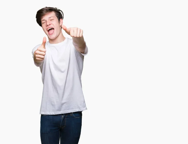 Mladý Pohledný Muž Nosí Ležérní Bílé Tričko Izolované Pozadí Schvalování — Stock fotografie