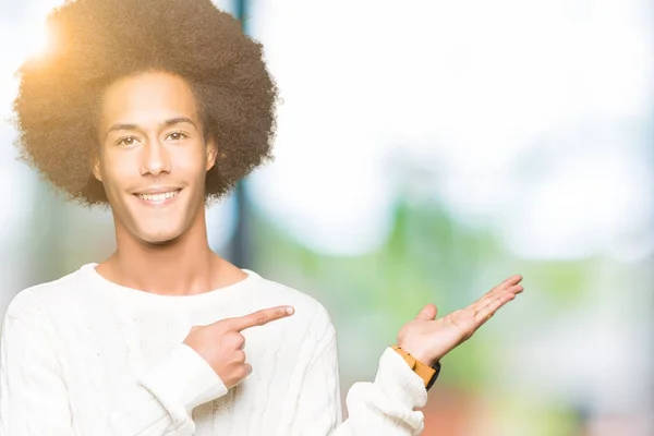 Unga Afroamerikanska Man Med Afro Hår Bär Vinter Tröja Förvånad — Stockfoto