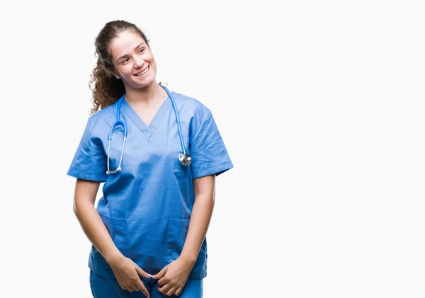 Menina Médica Morena Jovem Vestindo Uniforme Enfermeira Cirurgião Sobre Fundo — Fotografia de Stock