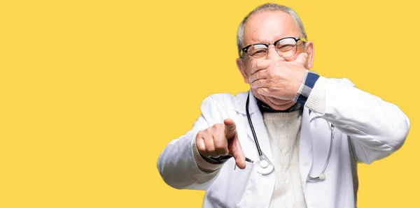 Stilig Senior Doktor Man Klädd Medicinsk Coat Skratta Pekar Till — Stockfoto