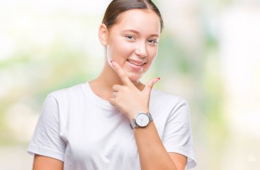 Genç güzel beyaz kadın izole arka plan emin çapraz kollar ve çeneme kaldırdı el ile gülümseme ile kameraya bakıyor. Pozitif düşünce.