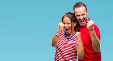 Orta yaş İspanyol kaç izole arka plan çok mutlu ve heyecanlı gülümseyen ve başarı için çığlık kaldırdı, silah ile kazanan jest yapıyor aşk içinde. Kutlama kavramı.