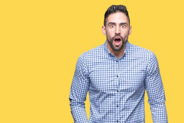 Genç yakışıklı adam korkuyor ve şok sürpriz ifade ile izole arka plan üzerinde korku ve yüz heyecanlı.