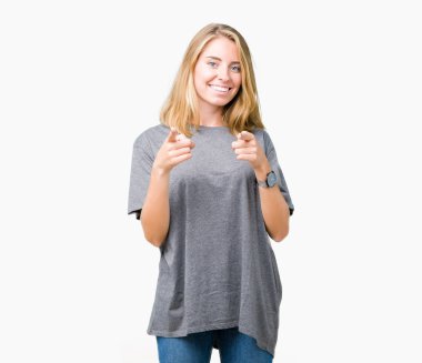 Fotoğraf makinesi ile mutlu ve komik yüz için parmakları işaret izole arka plan üzerinde büyük boy rahat t-shirt giyen güzel ve genç birbayan. İyi enerji ve vibes.